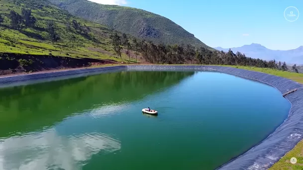 Paseo en bote en laguna turquesa cerca de Lima. (Foto: Traveleras)