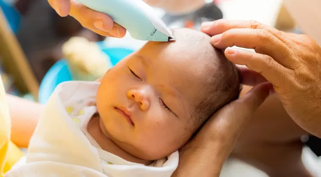 La edad para el primer corte del bebé recomendada por los pediatras
