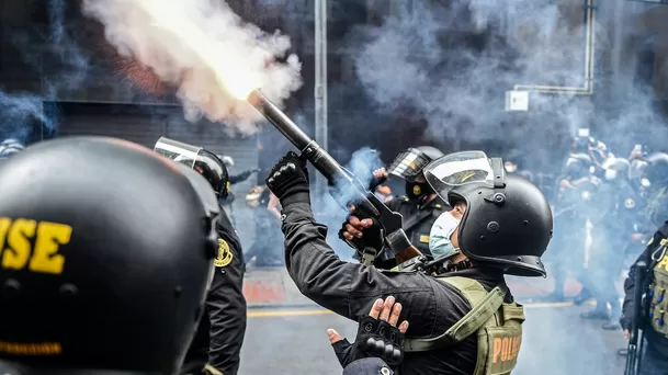 PNP usa gases lacrimógenos para dispersar a manifestantes en el Centro de Lima (Foto: AFP)