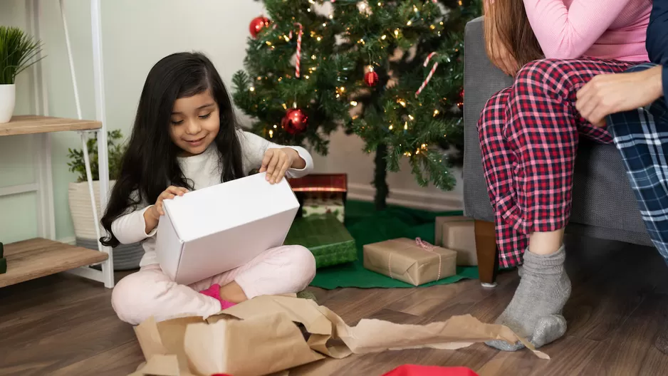 ¿Por qué no es bueno darle muchos juguetes a tus hijos?