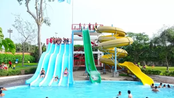 Las enormes piscinas y toboganes del club Perulandia en Huachipa.