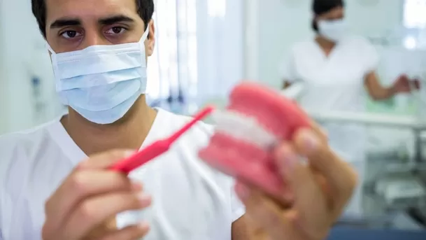 Un correcto cepillado ayuda a evitar el progreso de la gingivitis.