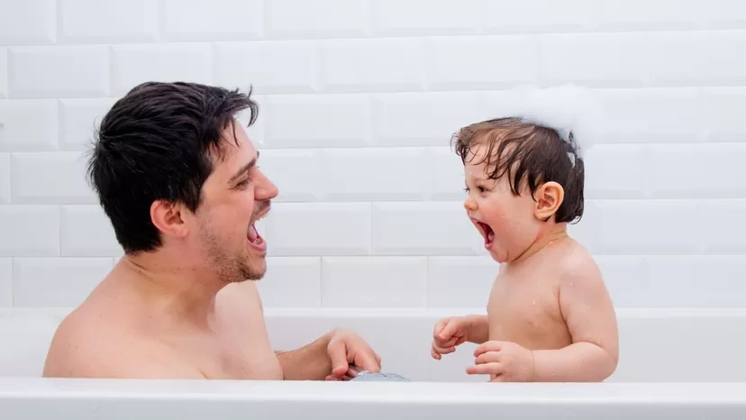 &iquest;Hasta qu&eacute; edad puedo ba&ntilde;arme con mi hijo?