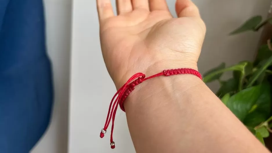 El significado de llevar un hilo rojo en la muñeca (Foto: UeI)