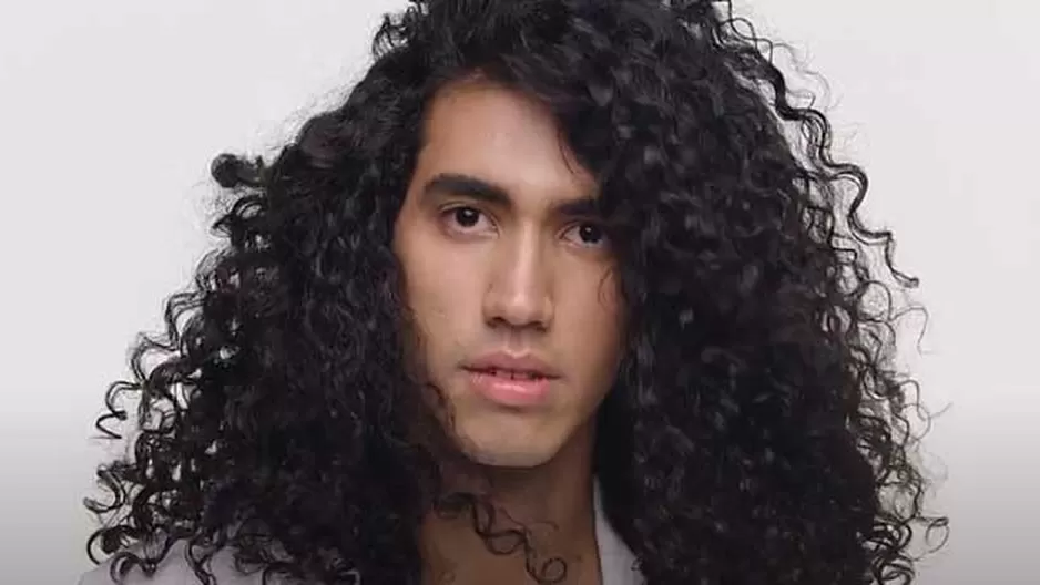 Omar defiende su estilo y luce con orgullo su cabello largo