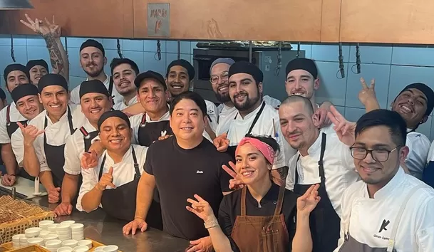 En el medio, el chef Mitsuharu Tsumura, director del restaurante peruano Maido. (Foto: @mitsuharu_maido)