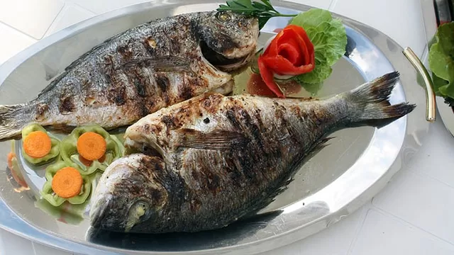 ¿Es seguro comer la piel del pescado?