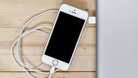 ¿Por qué nunca debes cargar tu celular con un cable roto o falso?