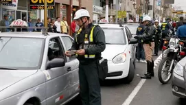 ¿Qué derechos tengo si el policía me detiene cuando manejo?