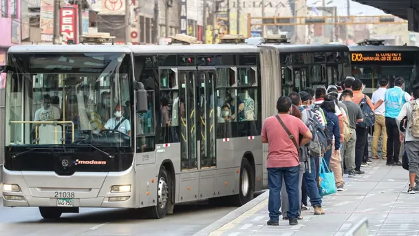 El servicio del Metropolitano también cuenta con una ruta nocturna. (Foto: Andina)