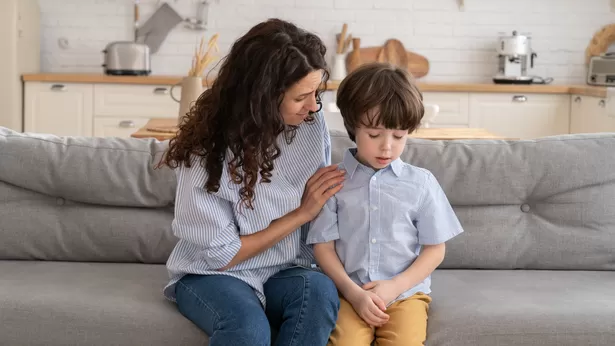 ¿Debo preocuparme si mi hijo se toca los genitales con frecuencia?