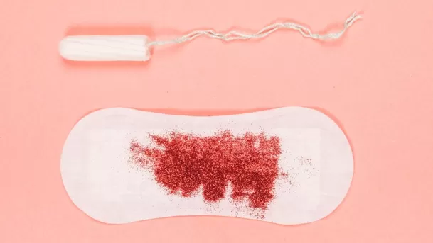 La menstruación es un compuesto de tejido endometrial y otros fluidos. La menstruación es un compuesto de tejido endometrial y otros fluidos.