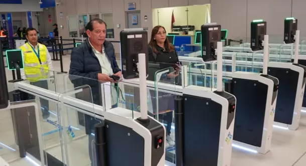 Migracheck escanear el pasaporte a través de cámaras biométricas. (Foto: Andina)