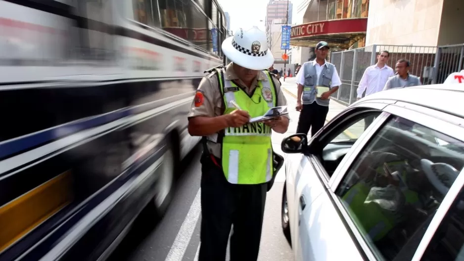 Las multas al conductor más comunes y cuántos puntos representan en el brevete. (Foto: Andina)