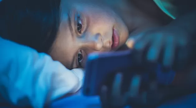 ¿Qué pasa con los ojos de tu niño cuando ve muy de cerca el celular?