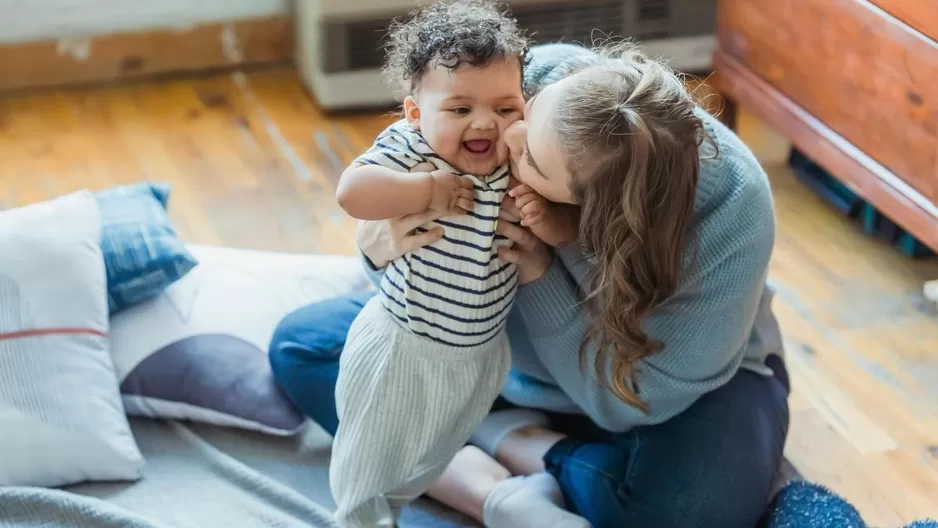 Razones por las que no debes forzar a tus hijos a abrazar o dar besos a los adultos