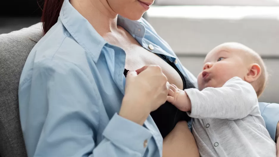 Estos son los beneficios de que el bebé succione el pecho sin hambre. Estos son los beneficios de que el bebé succione el pecho sin hambre.