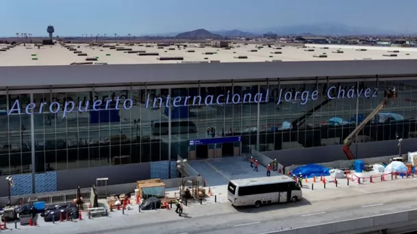 Entre la entrada del aeropuerto hasta llegar adentro del terminal hay una distancia de 3KM. (Foto: Andina)