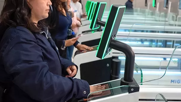 El control migratorio se realiza a través de e-gates en el nuevo aeropuerto Jorge Chávez. (Foto: Migraciones Perú)