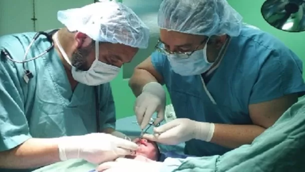 Se realizará 85 cirugías reconstructivas gratuitas a pacientes de fisura labial y/o paladar hendido provenientes de zonas menos favorecidas. Se realizará 85 cirugías reconstructivas gratuitas a pacientes de fisura labial y/o paladar hendido provenientes de zonas menos favorecidas.