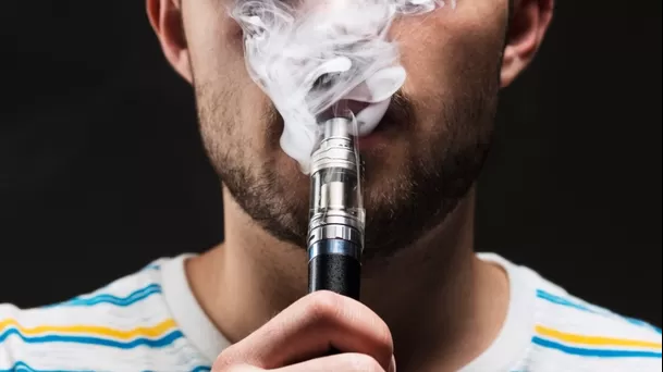 Prohiben utilizar el vape o vapear en espacios públicos del Perú.