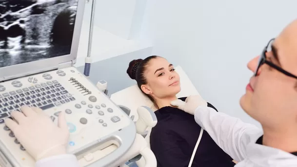 Un bulto en la tiroides se puede detectar a través de la palpación o ecografía. Un bulto en la tiroides se puede detectar a través de la palpación o ecografía.