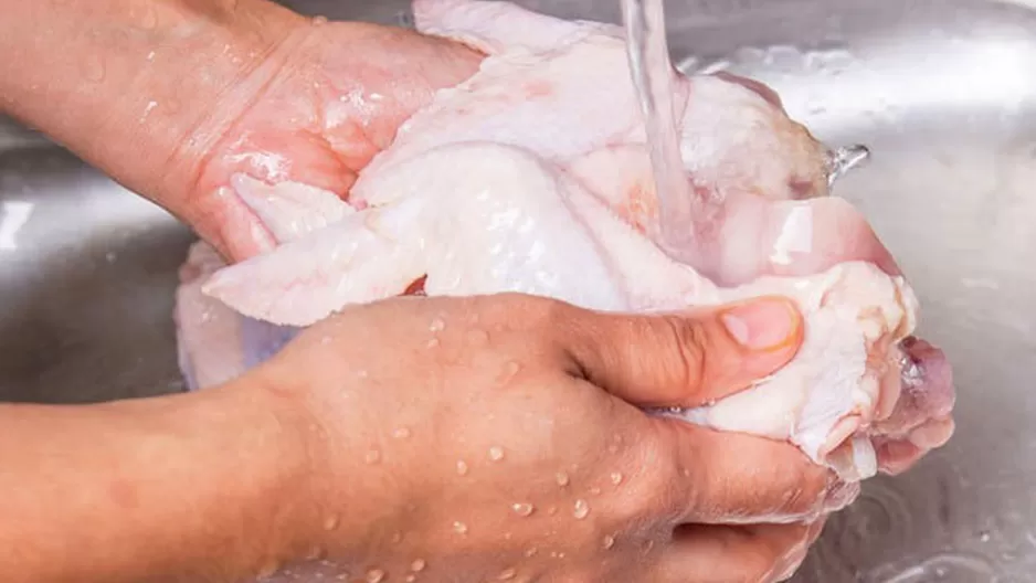 Las bacterias de la carne cruda pueden afectar a niños, mujeres embarazadas y personas de la tercera edad.