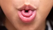 ¿No puedes doblar la lengua como los demás?