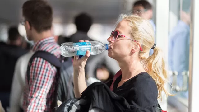Por qué están prohibidos los líquidos en el aeropuerto? - America Noticias