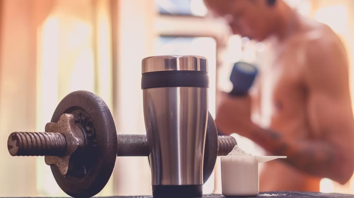 Las proteínas en polvo pueden ayuda a ganar masa muscular si es acompañado de ejercicio físico.