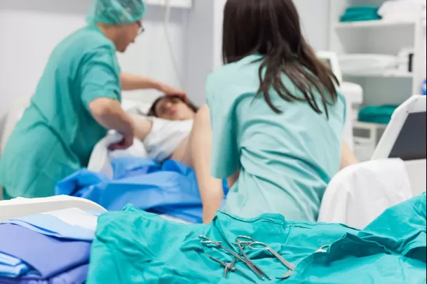 Una hemorragia uterina es una de las complicaciones post parto natural.