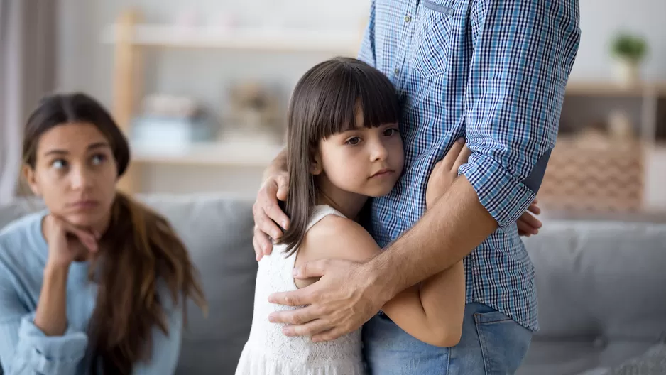 ¿Puedo ver a mi hijo, si no estoy al día con la pensión de alimentos?