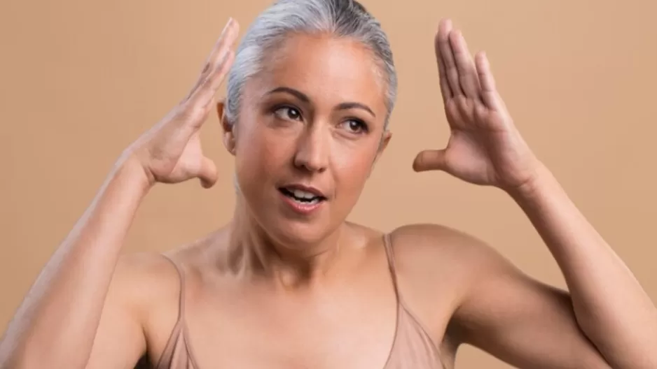 Factores que dañan el pigmento natural del cabello y aceleran la aparición de canas en jóvenes.