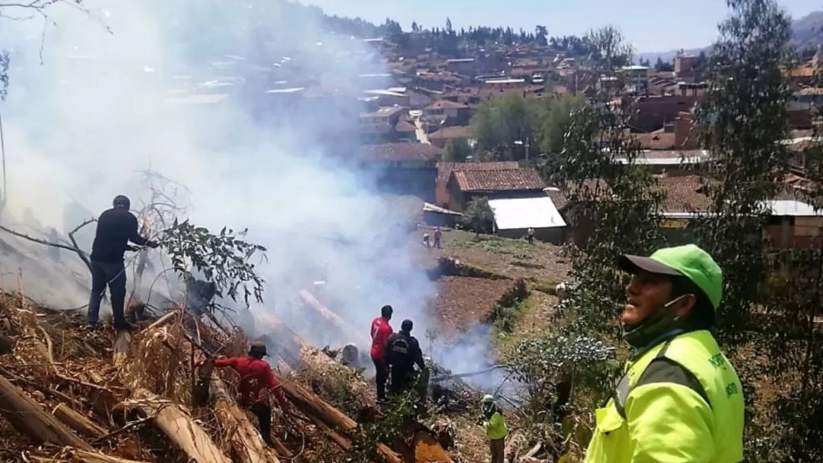 La atención médica ante la exposición prolongada al humo se basa en hidratación, valoración de quemaduras y oxigenoterapia. (Foto: Andina)