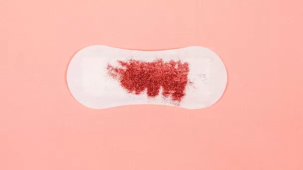 El color de la menstruación puede variar entre un color marrón a un rojo intenso.