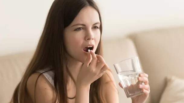 Tragar una pastilla con facilidad depende de la posición de la cabeza.