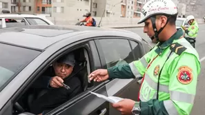 Para evitar problemas con el policía de tránsito debes portar estos documentos (Foto: Andina)