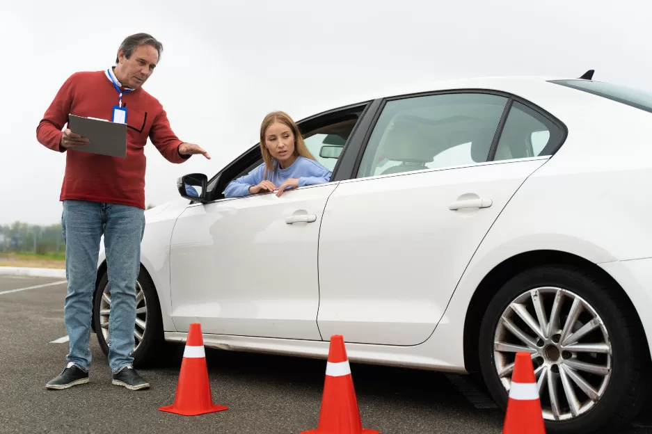 Aprender las maniobras del estacionamiento diagonal y paralelo es necesario para un resultado positivo en el examen.