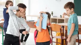 ¿Por qué no deberías obligar a tus niños a dar besos y abrazos?