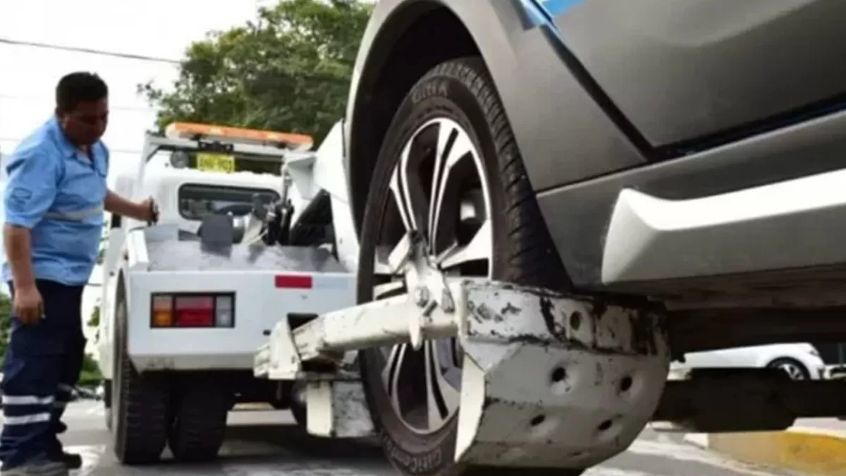 Dejar abandonado un vehículo como chatarra en la vía pública es causal para llevarlo al depósito.