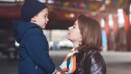 ¿Por qué no deberías obligar a tus niños a dar besos y abrazos?