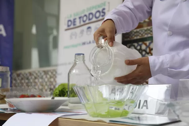 Una cucharadita de lejía por un litro de agua para desinfectar verduras. (Foto: Andina)