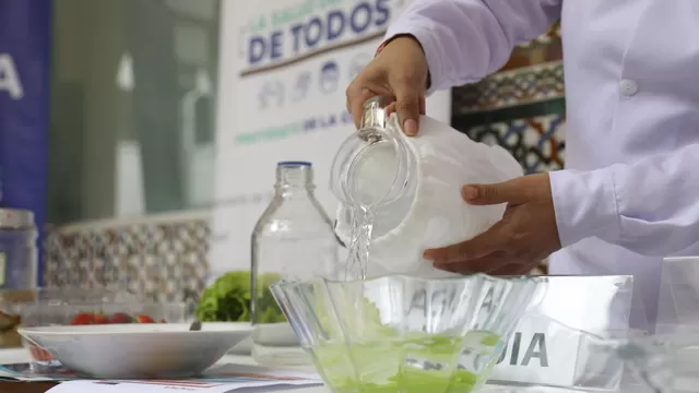 Una cucharadita de lejía por un litro de agua para desinfectar verduras. (Foto: Andina)
