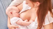 La increíble explicación de por qué los bebés juegan con el pecho de su mamá
