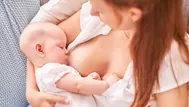 Mi hijo me toca el pecho mientras lacta ¿Es normal?