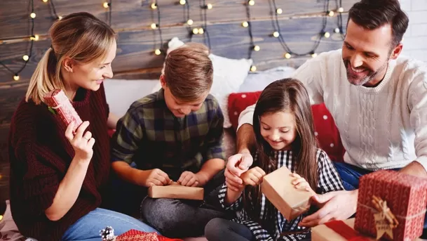 Los regalos están inspirados en el encuentro de los Reyes Magos con el niño Jesús.