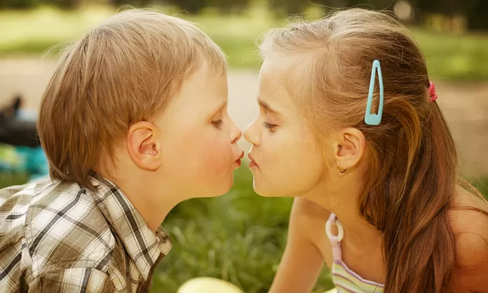 Qué niña te gusta?”: El peligro de decirle este mensaje a los niños