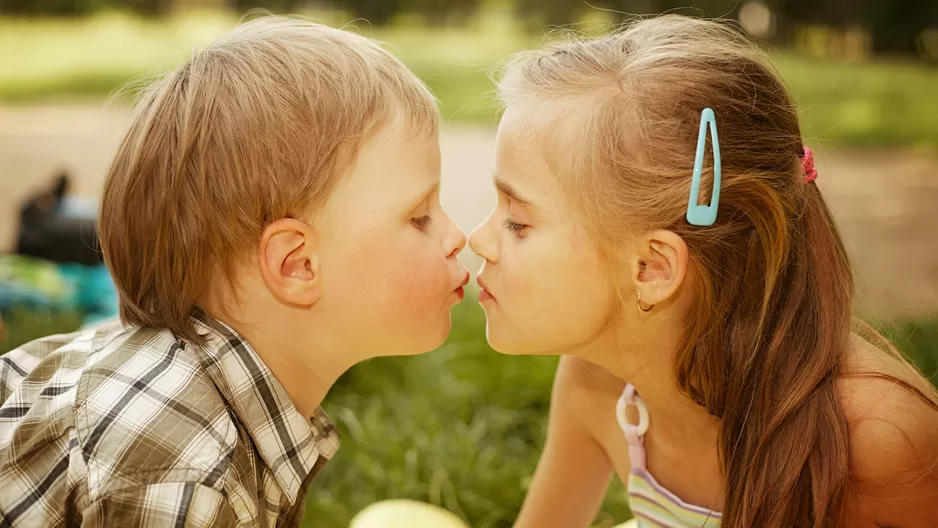 ¿Por qué se debe evitar preguntarle a un niño quién "le gusta" o si tiene "novia"?