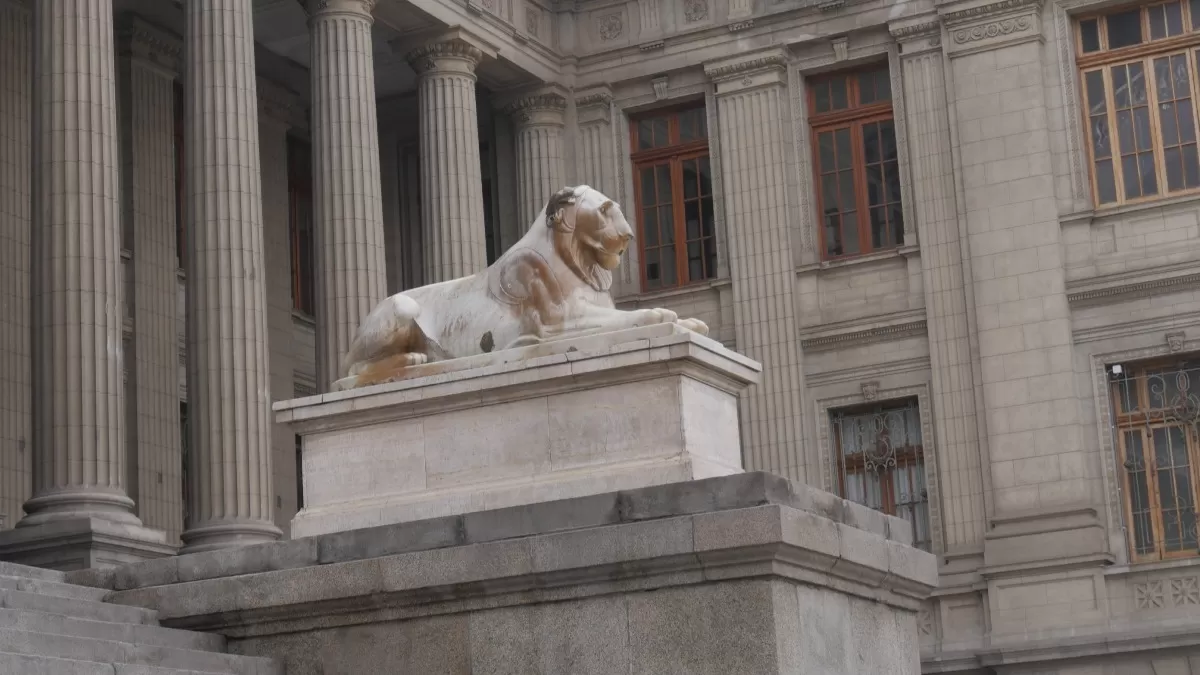 Leones de mármol ubicados en el frontis del Palacio de Justicia de Lima. (Foto: ÚtileInteresante.pe)