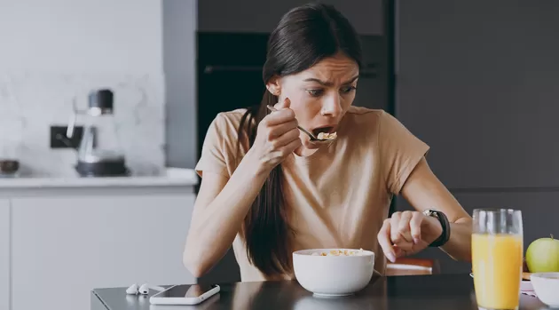¿Qué pasa con tu cuerpo cuando comes muy rápido?